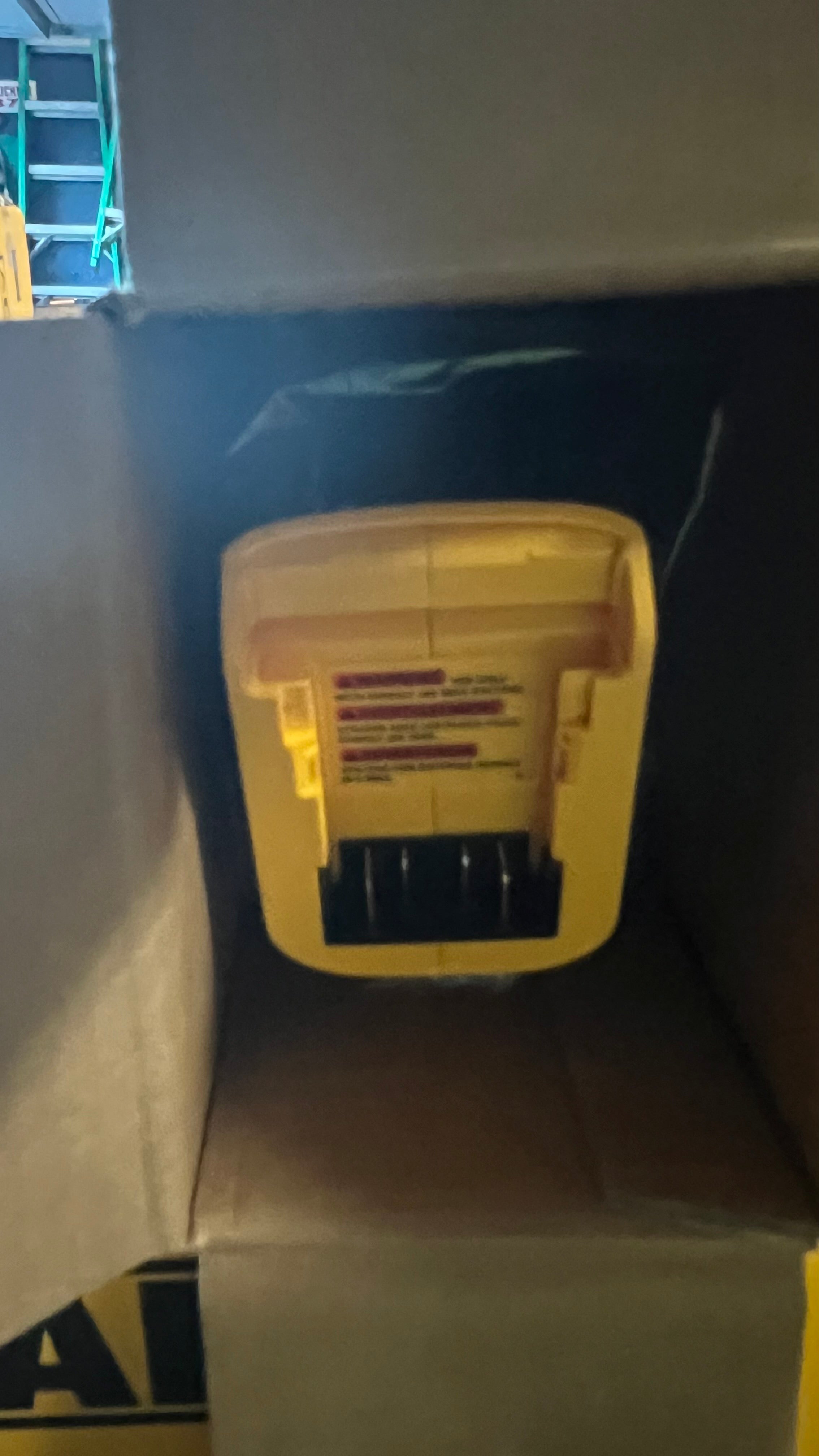 Dewalt DCHT823B 8” hedge trimmer