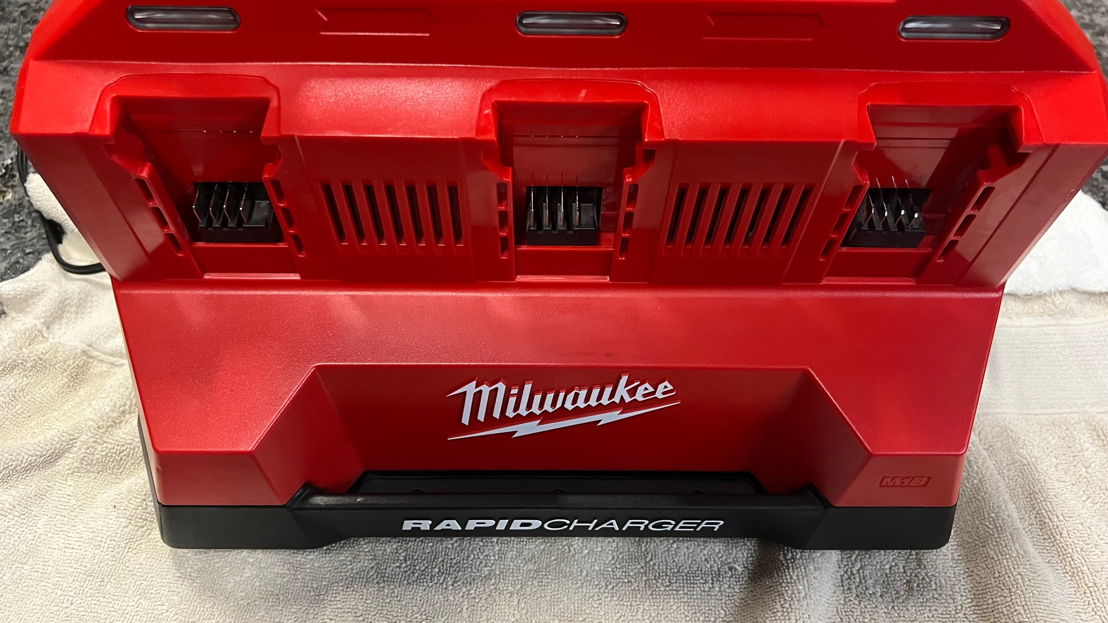 Milwaukee M18 Packout Charger-6 bay